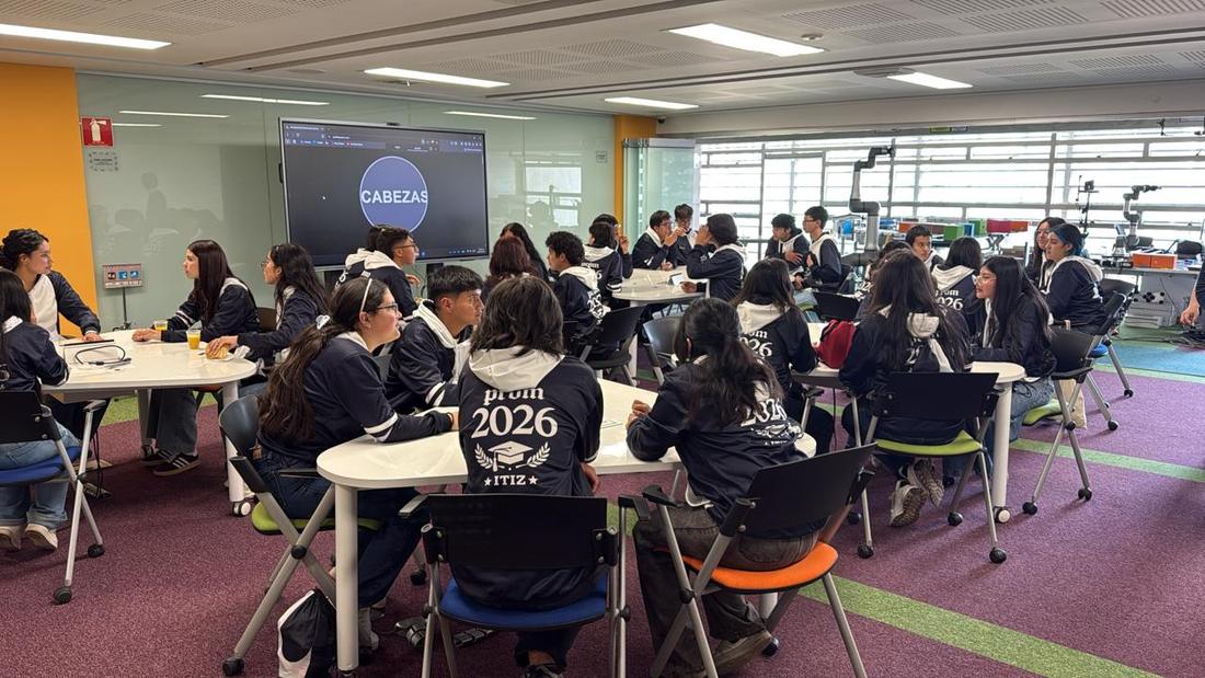 Estudiantes del colegio técnico rural de Zipaquirá durante su visita al laboratorio AIA